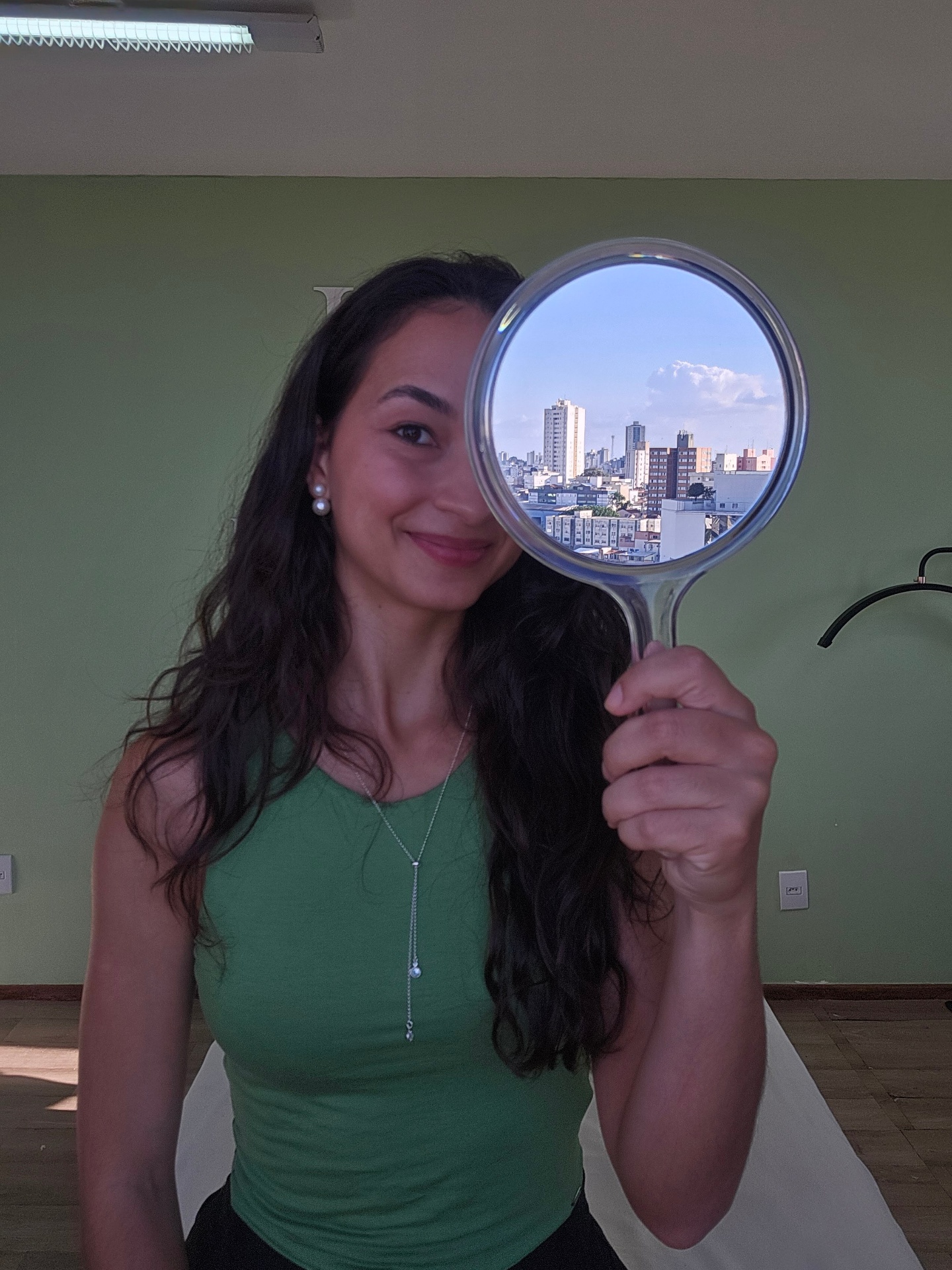 Laura segurando espelho