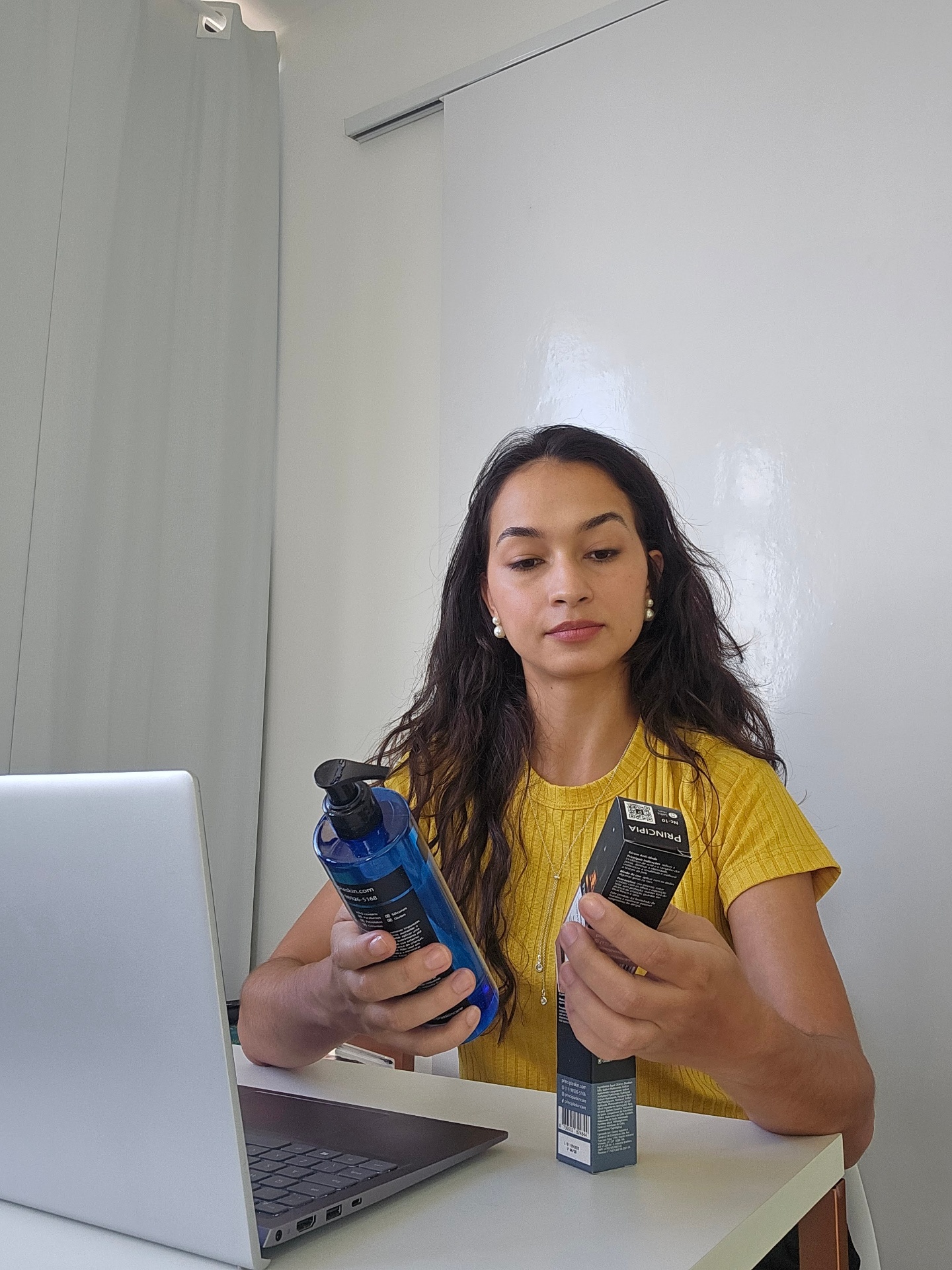 Laura estudando produtos