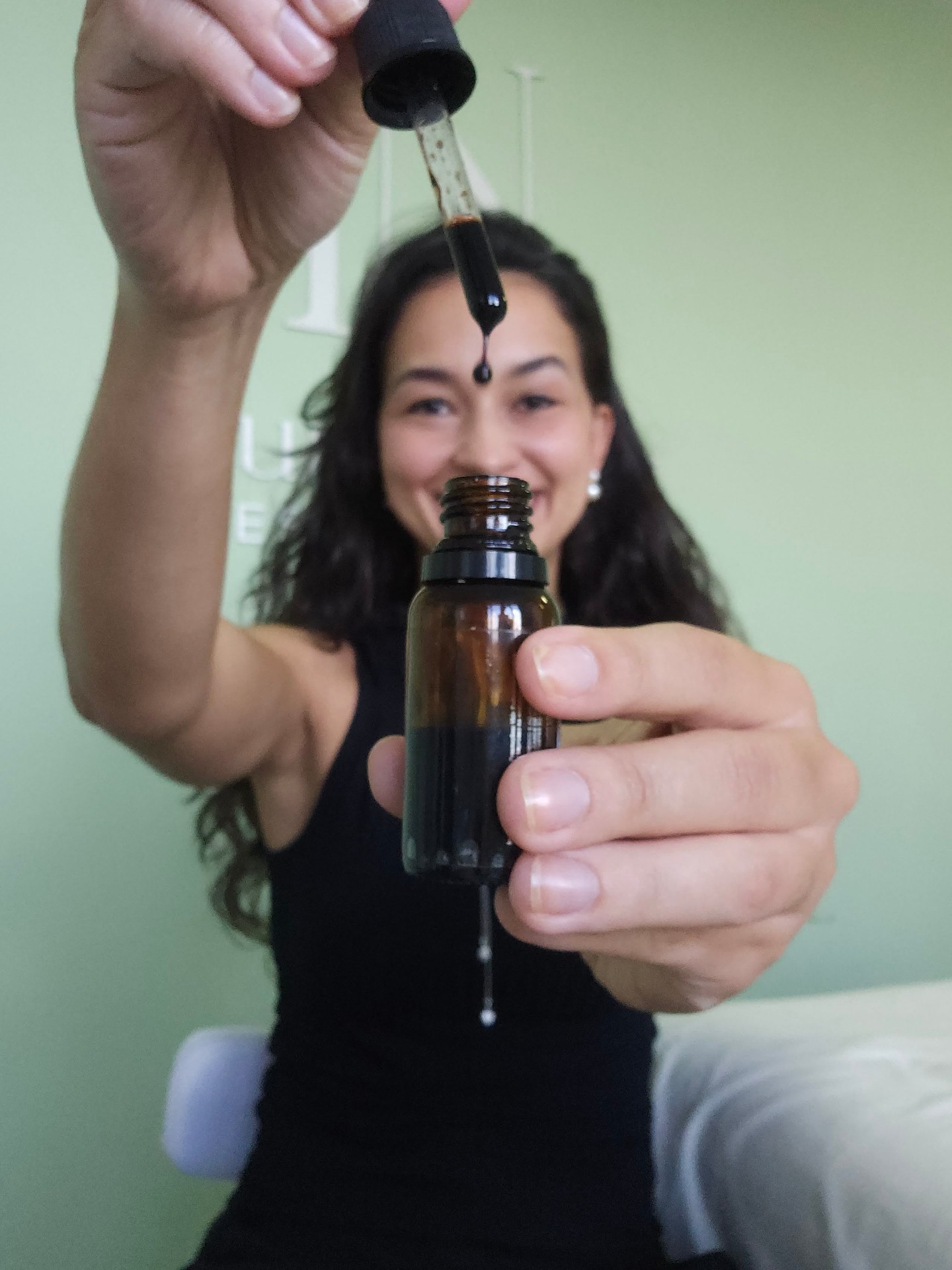 Laura aplicando sérum premium